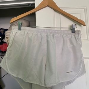 NIKE WHITE WOMENS RUNNING TEMPO SHORTS